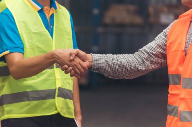 Asyalı mühendis, kadın el ortaklığı. Meslektaşım Lojistik Deposu ekibinin el sıkışması. Takım çalışması Depo çalışanı el sıkıştı. Ekip çalışanı lojistik ekibini destekle