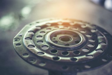 Ağır vida paslı anahtarlar kirli tornavida nesneleri. Sanayi donanım seti. Mekanik aletler, araba tamirhanesi ve fotokopi alanı. Bulanık arkaplan mekanik servisi