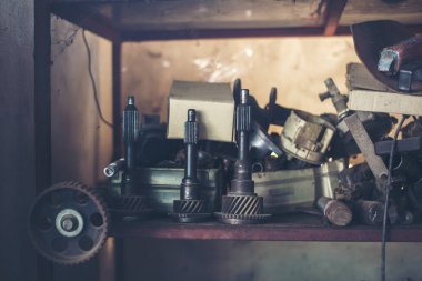 Ağır vida paslı anahtarlar kirli tornavida nesneleri. Sanayi donanım seti. Mekanik aletler, araba tamirhanesi ve fotokopi alanı. Bulanık arkaplan mekanik servisi