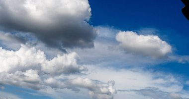 Mavi gökyüzü, yaz mevsiminde kabarık beyaz bulutlar güzel bulutlu açık gökyüzü. Panorama mavi gökyüzü bulutları gün ışığında fotokopi uzayıyla desenli. Kümülüs bulutlu hava güneşli bir gün.