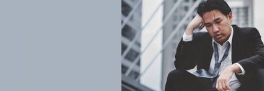 Banner Failure işadamı işsiz, ekonomik kriz stresi yaşıyor ve işini kaybediyor. Panorama Umutsuzluk İflas İflası Orta yaşlı iş adamları kopya alanı ile tüm dünyada başarısız durum