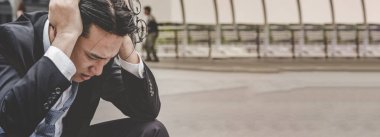 Banner Failure işadamı işsiz, ekonomik kriz stresi yaşıyor ve işini kaybediyor. Panorama Umutsuzluk İflas İflası Orta yaşlı iş adamları kopya alanı ile tüm dünyada başarısız durum