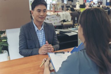 İnsan Kaynakları Müdürlüğü 'ne iş başvurusunda bulunan iş dünyası firması adaylarıyla iş görüşmesi yapan HR çalışanları özgeçmişlerini özet geçtiler. Kelle avcısı ve başvuru sahibi ile iş görüşmesi