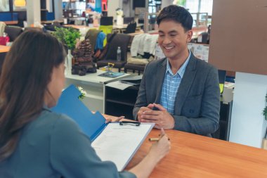 Eleman avcısı ve başvuru sahibi ile iş görüşmesi. İnsan Kaynakları Yöneticisi ile röportaj yapan HR başvuru sahipleri, iş yerindeki kendine güvenen adaylarla görüşerek CV özgeçmişlerini verdiler