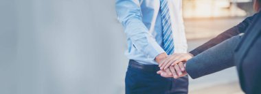 Bayrak çeşitliliği dayanışma ekibi çok ırklı Ortaklar takım çalışması yapıyor. Çok ırklı toplantılar grubu el ele veriyor. Panorama Çeşitliliği insanlarının elleri güven ekibine katılıyor.