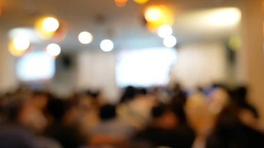 Bulanık arka plan insanları konferans salonundaki seminer etkinliğine katılıyorlar. Konferans odasında sunum toplantısı var. Kopyalama alanı ile bulanık arkaplan