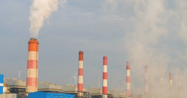 Elektrik santralleri elektrik endüstrisi üretiyor. Elektrik santrali rafinerisi mühendisliği buhar bacası. Linyit elektrik bacaları endüstride kirliliği serbest bırakır mavi gökyüzü