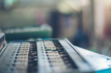 Mekanik aletler, araba tamirhanesi ve fotokopi alanı. Bulanık arkaplan mekanik servisi. Ağır vida paslı anahtarlar kirli tornavida nesneleri. Endüstriyel donanım