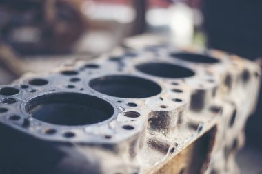 Ağır vida paslı anahtarlar kirli tornavida nesneleri. Sanayi donanım seti. Mekanik aletler, araba tamirhanesi ve fotokopi alanı. Bulanık arkaplan mekanik servisi