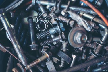 Mekanik aletler, araba tamirhanesi ve fotokopi alanı. Bulanık arkaplan mekanik servisi. Ağır vida paslı anahtarlar kirli tornavida nesneleri. Endüstriyel donanım