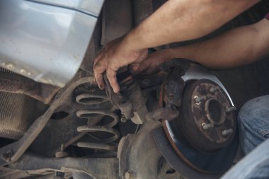 Otomobil makinelerinin mekanik servisini tamir eden elleri kapatın. Tamirci araba tamirhanesini tamir ederken ellerini kaldırdı. Araç kaputu otomobili kontrol ediyor. Araç bakım mühendisi.