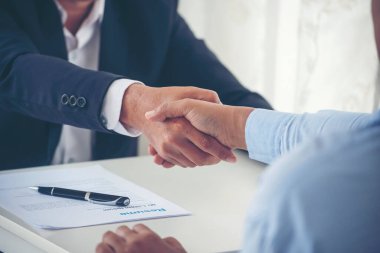 Yeni projeyi başlatmak için iş ortakları el sıkışıyor. Tokalaşma Ekibi Ortaklık ofis masası. İş adamı ortaklar el sıkışır. İş konsepti