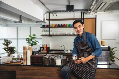 Kahveci Asyalı adam gülümseyen portre küçük işletme özgüvenli işletme yöneticisi profesyonel kahve tezgahı sahibi adama bakın. Barista küçük işletme sahibi