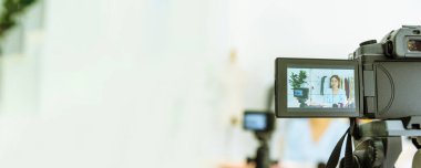 Banner etkili Beauty blogger video prodüksiyon vlogger kadın moda blogu çevrimiçi kozmetik kayıt kadın yaşam tarzı. Bayrak kadın vlogger giysi kozmetik vlog canlı sosyal medya kopyalama alanı