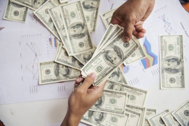 El sıkışın ve rüşvet verin. El ele tutuşan dolar banknotları rüşvet para ekonomisi iş adamları. İş adamları yasadışı yerleşim yerlerini yozlaştırıp rüşvet ödemeye çalışıyorlar. Rüşvet konsepti