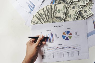 Excel Grafik Çizelgesi Belgesi 'nde çalışan işadamı elleri iş dünyasının Infographic Finansal özet raporunu gösteriyor. Mali Plan Veri Hesaplama Veritabanı Raporu. İş Grafikleri çizelgesi ofis masası