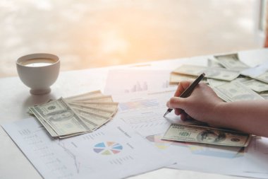 Excel Grafik Çizelgesi Belgesi 'nde çalışan işadamı elleri iş dünyasının Infographic Finansal özet raporunu gösteriyor. Mali Plan Veri Hesaplama Veritabanı Raporu. İş Grafikleri çizelgesi ofis masası