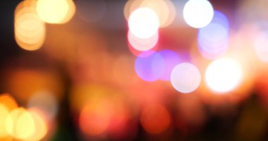 Renkli Bokeh soyut bulanık arka plan müzik festivali sahne performansı partisi. Canlı arka plan kıvılcımları animasyon hareketini ateşliyor. Göz kırpan gece hayatı ile sahne arkası görüntüsü yanıp sönen ışık