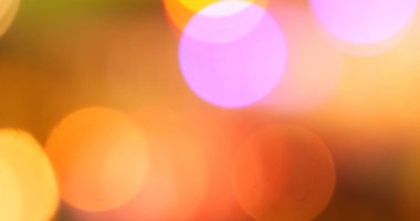 Renkli Bokeh soyut bulanık arka plan müzik festivali sahne performansı partisi. Canlı arka plan kıvılcımları animasyon hareketini ateşliyor. Göz kırpan gece hayatı ile sahne arkası görüntüsü yanıp sönen ışık