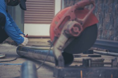 Kaynak makineleri demir metal kıvılcımlar saçıyor. Kızgın alev kaynağı metal işçiliği ateş demir atölyesini kesiyor. Çilingir kaynak makinesi kullanarak metal işlem öğütücüsünü kesiyor. Ağır Mühendis Metal Fabrikası