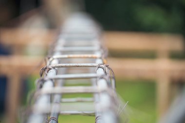 Beton işçiliğinin demir telle güçlendirilmesi. İnşaat alanı nesneleri paslanmaz çelik tel parmaklıkları kesiyor. İnşaat mühendisliği konsepti. İnşaat malzemesi yığını