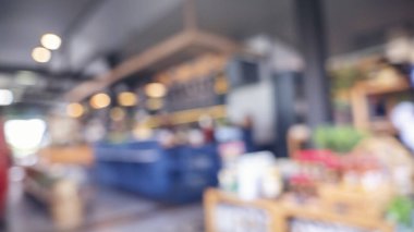 Marketin arka planı bulanık. Bulanık arka plan alışveriş merkezinin ışık saçan mağazası. Görüntü Kongresi salonu merkezi seyircisi ürünleri raf ürünlerini sunar