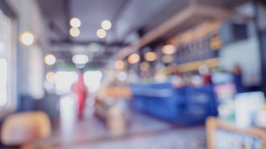 Perakende mağazasındaki bulanık arka plan alışveriş merkezi ışık saçan iş etkinliği. Marketin bulanık arka planı. Görüntü Kongresi Salonu seyircisi raflarda ürünleri sunar.