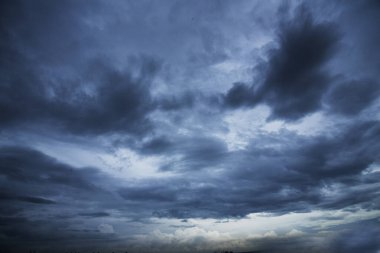 Dramatik kara fırtına yağmuru kara gökyüzünü bulutlandırıyor. Kara fırtına bulutlu yağmurlu atmosfer. Meteoroloji tehlikesi fırtına iklimi felakete çevirir. Kara bulutlu fırtına felaketi kasvetli gri bulut gökyüzü