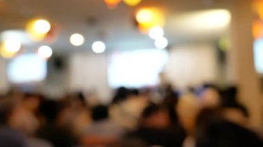 Renkli Bokeh soyut bulanık arka plan müzik festivali sahne performansı partisi. Canlı arka plan kıvılcımları animasyon hareketini ateşliyor. Göz kırpan gece hayatı ile sahne arkası görüntüsü yanıp sönen ışık