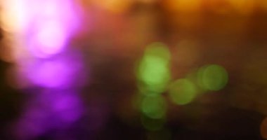 Renkli Bokeh soyut bulanık arka plan müzik festivali sahne performansı partisi. Canlı arka plan kıvılcımları animasyon hareketini ateşliyor. Göz kırpan gece hayatı ile sahne arkası görüntüsü yanıp sönen ışık