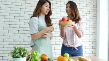 Asyalı vlogger canlı yayında sağlıklı beslenme tarzı hakkında yorum yapıyor. İki genç bayan arkadaş blogcu mutlu bir yaşam tarzı sunuyor. Sebze, meyve, vejetaryen ürünleri nasıl yenir. İki kadın sosyal medya vlog 'undan bahsediyor