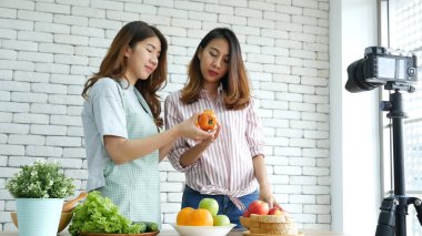 Asyalı etkili vlogger canlı olarak domates derisi bakımını sağlıklı beslenme tarzı olarak değerlendirin. İki Genç Bayan Arkadaş blogcusu Mutlu Yaşam Stili C vitamini sebze meyvesi blogu. Vlog İki kadın sosyal medyadan konuşuyor