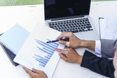 İş stratejisi ekip raporu şeması, grafik, bilgi verileri finansal rapor planını analiz eder. Eller takım ortağı pazarlama planlama finans istatistik satış raporunu Extra hesap tablosu ile birlikte