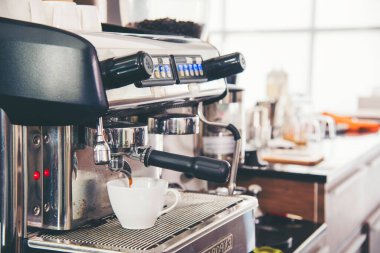 Siyah fincan kahve makinesi espresso barista içecek ev aletleri köpüklü bar kapuçino profesyonel otomatik ekipman. Kahve aromalı içecek aletleri taze kahve makinesi ev mutfağı.