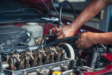 Otomobil makinelerinin mekanik servisini tamir eden elleri kapatın. Tamirci araba tamirhanesini tamir ederken ellerini kaldırdı. Araç kaputu otomobili kontrol ediyor. Araç bakım mühendisi.