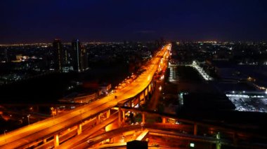 Arka planda bulanık gece Bokeh şehri gece hayatı yolunda araba sürüşü. Karanlık gecede trafik sıkışıklığı. Bulanık cadde trafik hareketini alevlendiriyor. Şehir manzarası. Karanlık arka plan. Alacakaranlık zamanı.