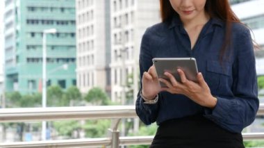 İş kadını internet üzerinden akıllı telefon alışverişi yapıyor, arıyor, internet teknolojisi yaşam tarzı mesaj yolluyor. Şehir caddesinde cep telefonu kullanan Asyalı kadın. Akıllı telefon akıllı, kendine güvenen kadın modern şehir.