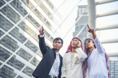 Arap takımı dijital tablet uae sendika elemanlarını tutuyor. Akıllı tablet kullanan dijital pazarlama Arap grubu modern Müslüman BAE şehrini tartışıyor. Girişimci Asyalı insanlar toplantı takımlarına gülümsüyor.