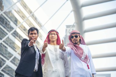 Arap takımı dijital tablet uae sendika elemanlarını tutuyor. Akıllı tablet kullanan dijital pazarlama Arap grubu modern Müslüman BAE şehrini tartışıyor. Girişimci Asyalı insanlar toplantı takımlarına gülümsüyor.