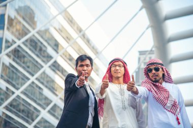 Arap takımı dijital tablet uae sendika elemanlarını tutuyor. Akıllı tablet kullanan dijital pazarlama Arap grubu modern Müslüman BAE şehrini tartışıyor. Girişimci Asyalı insanlar toplantı takımlarına gülümsüyor.