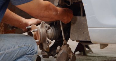 Otomobil makinelerinin mekanik servisini tamir eden elleri kapatın. Tamirci araba tamirhanesini tamir ederken ellerini kaldırdı. Araç kaputu otomobili kontrol ediyor. Araç bakım mühendisi.