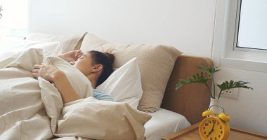 Asyalı kadınlar beyaz, rahat bir yatak odasında uyur. Mutlu bir sabah güneşi doğar. Güzel Çinliler el durdurmalı çalar saat kullanır. Mutlu bir hayat tarzı var. Sabah uyanıp rahatlıyor, uyukluyor.