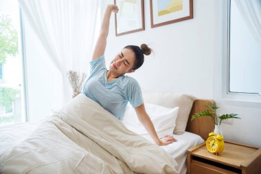 Asyalı kadınlar beyaz, rahat bir yatak odasında uyur. Mutlu bir sabah güneşi doğar. Güzel Çinliler el durdurmalı çalar saat kullanır. Mutlu bir hayat tarzı var. Sabah uyanıp rahatlıyor, uyukluyor.