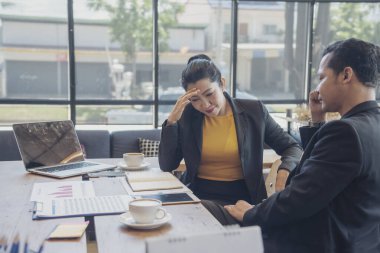 İş stratejisi ekip raporu şeması, grafik, bilgi verileri finansal rapor planını analiz eder. Eller takım ortağı pazarlama planlama finans istatistik satış raporunu Extra hesap tablosu ile birlikte