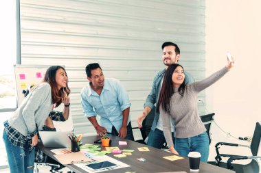 Mutlu iş adamları bir dolar para tutuyor ve havaya atıyorlar mutluluğu kutluyorlar zenginlik dansı piyango parası yağmur damlası konsepti. Başarı işi nakit akışı şirketteki şirket iş arkadaşları. Mutluluk parası