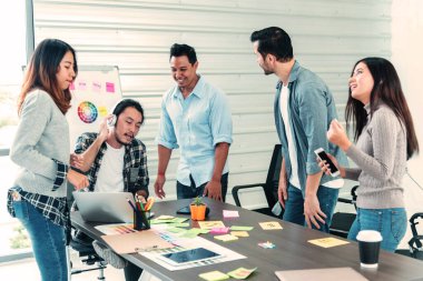 Mutlu iş adamları bir dolar para tutuyor ve havaya atıyorlar mutluluğu kutluyorlar zenginlik dansı piyango parası yağmur damlası konsepti. Başarı işi nakit akışı şirketteki şirket iş arkadaşları. Mutluluk parası