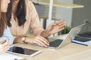 İnsan Kaynakları İK memurunun iş görüşmesi. Yeni çalışanın gülümseyen yüzüyle ofiste tokalaşması. İnsan Kaynakları Müdürü 'nün sorgulama özgeçmişi, yüz yüze. İş Görüşmesi Konsepti