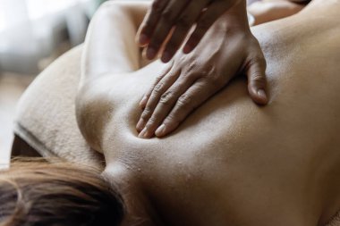 Tayland masajı vücut masajı sırt ağrısı. Asyalı kadın terapisi spa salonundaki tedaviyi gevşetiyor. Kadın mutlu bir şekilde cildini rahatlat, kaplıca yatağında uzan organik yağ sağlıklı vücut derisi kullan. Spa salonu terapisti