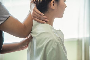 Tayland Spa 'sına masaj, omuz, omuz, el masajı. Kadın boyun muayenehanesi sendromu terapisi kaplıca salonunu gevşetin. Kadınlar sıkı kas gevşetici boyun ve daralan ağrı masajı. Vücut terapisti