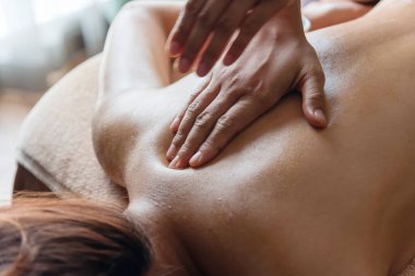 Tayland masajı vücut masajı sırt ağrısı. Asyalı kadın terapisi spa salonundaki tedaviyi gevşetiyor. Kadın mutlu bir şekilde cildini rahatlat, kaplıca yatağında uzan organik yağ sağlıklı vücut derisi kullan. Spa salonu terapisti